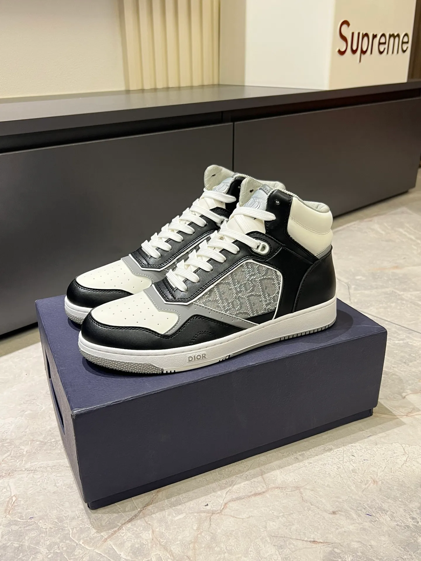 Men's shoes 💰p460 "Dio*" mid-top B27 casual sneakers. This B27 high-top sneaker is a new product in the series and continues Di*r's classic style. Crafted from gray and white smooth calf leather with beige and black Oblique print panels on the sides. The "CD Icon" shaped shoelace eyelets are clever and delicate, and the two-color rubber sole, rear collar and heel are all equipped with the brand's iconic details to enhance the style. Oblique printed straps at the ankle allow for an adjustable fit to complement the overall design. Fashionable and versatile, it can complement any look. Create an exquisite design with unique dynamic vitality and modern atmosphere, presented in low-top and high-top styles. This new must-have shoe adds a new dimension to Dior's archive heritage, embodying modern elegance. Purchase the original version and make it 1:1. If you need top quality, please come to me! Male 38-44!